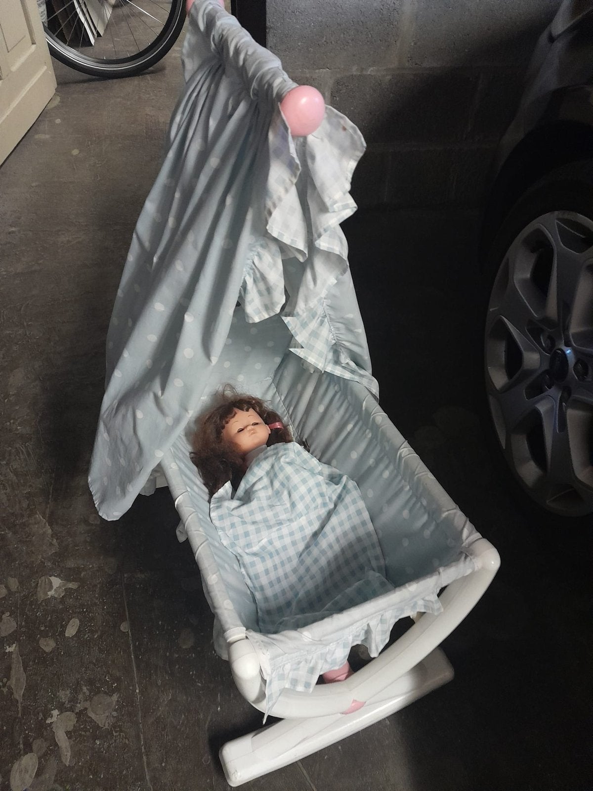 Babybed met pop, Enlèvement, Utilisé
