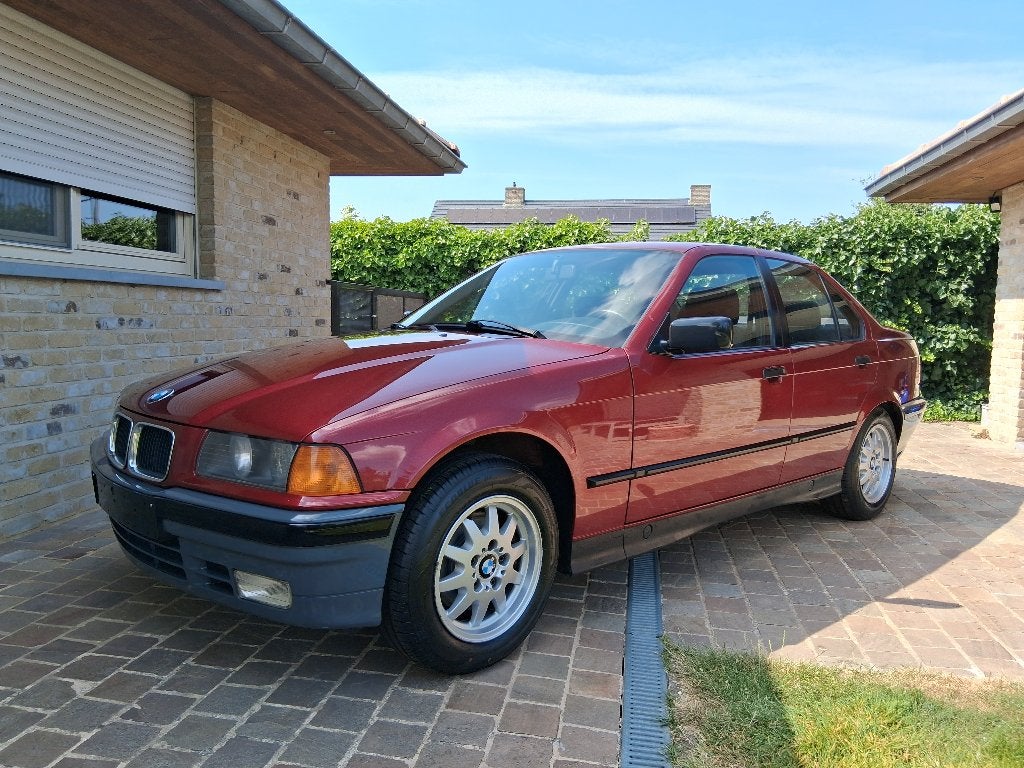 BMW E36 320i sedan 1992 oldtimer, Autos, Rouge, Boîte manuelle, 6 cylindres, Berline