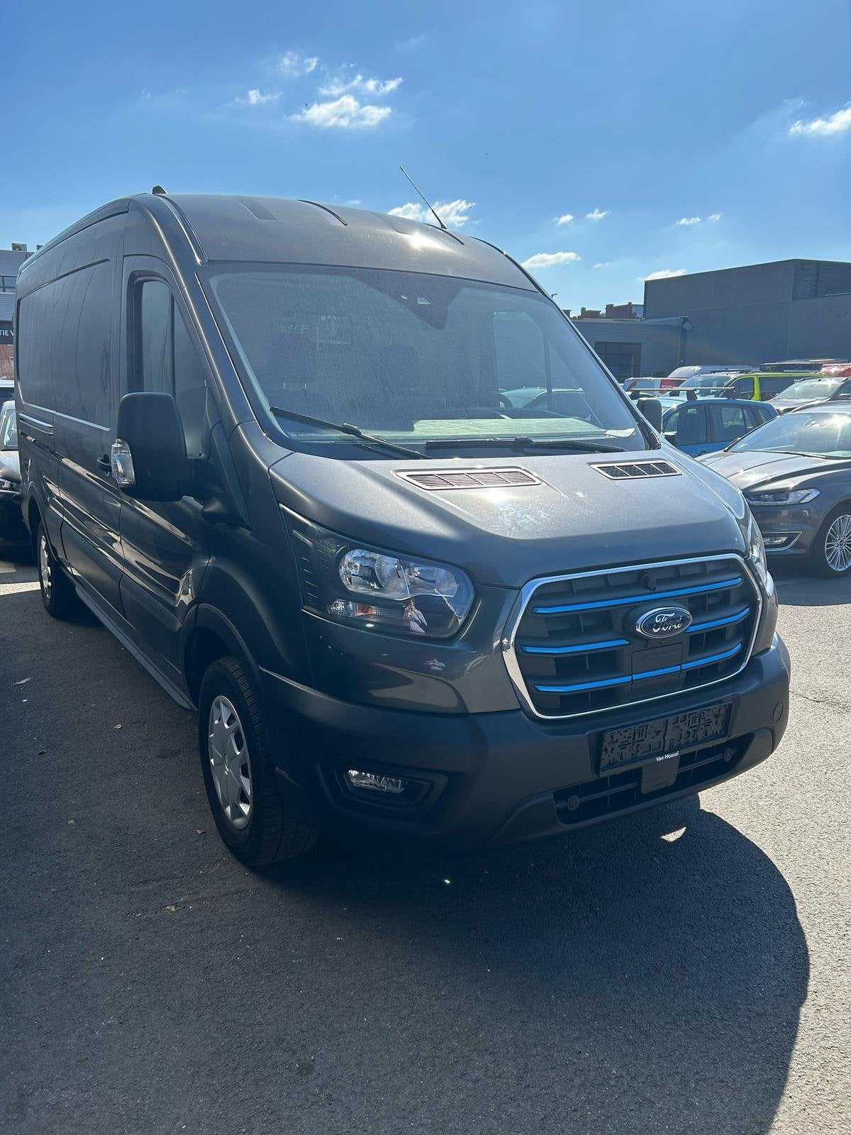 Ford E-Transit 2T 350 L3H2 Trend, Argent ou Gris, Achat, https://public.car-pass.be/vhr/e92090f6-11f2-4cb2-bfb3-ac9689c64a34, 135 kW