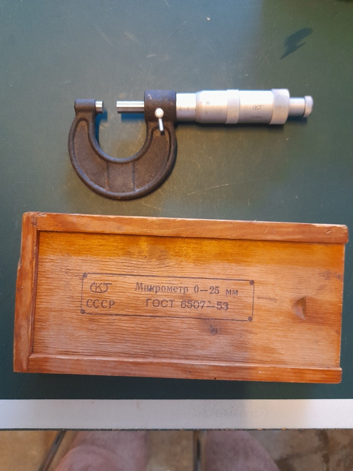 Micromètre dans sa boîte.  Objet de précision., Enlèvement