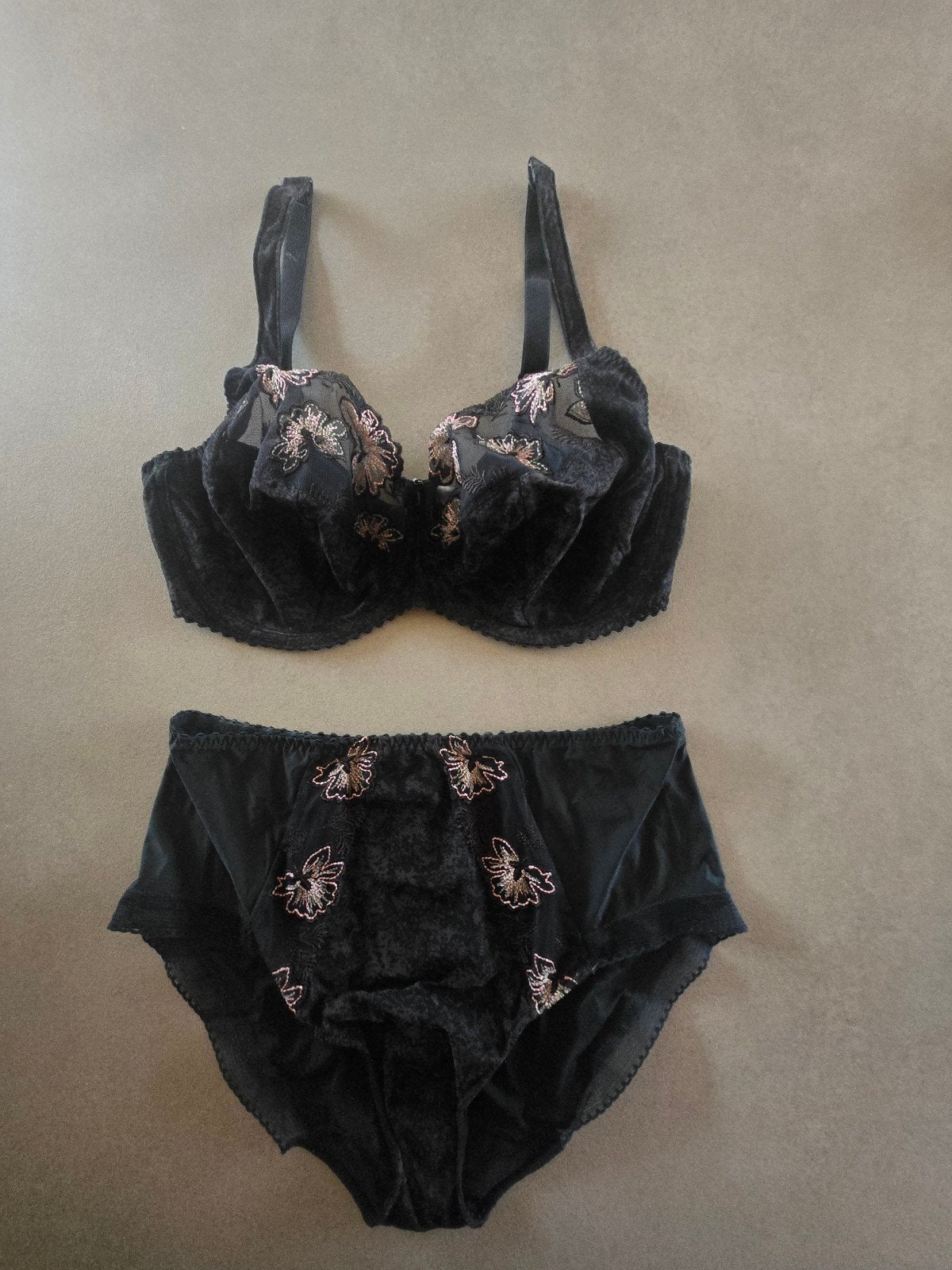 PrimaDonna lingerie set zwart met bloemen – 80E / 44, Prima Donna, Envoi, Noir, Ensemble
