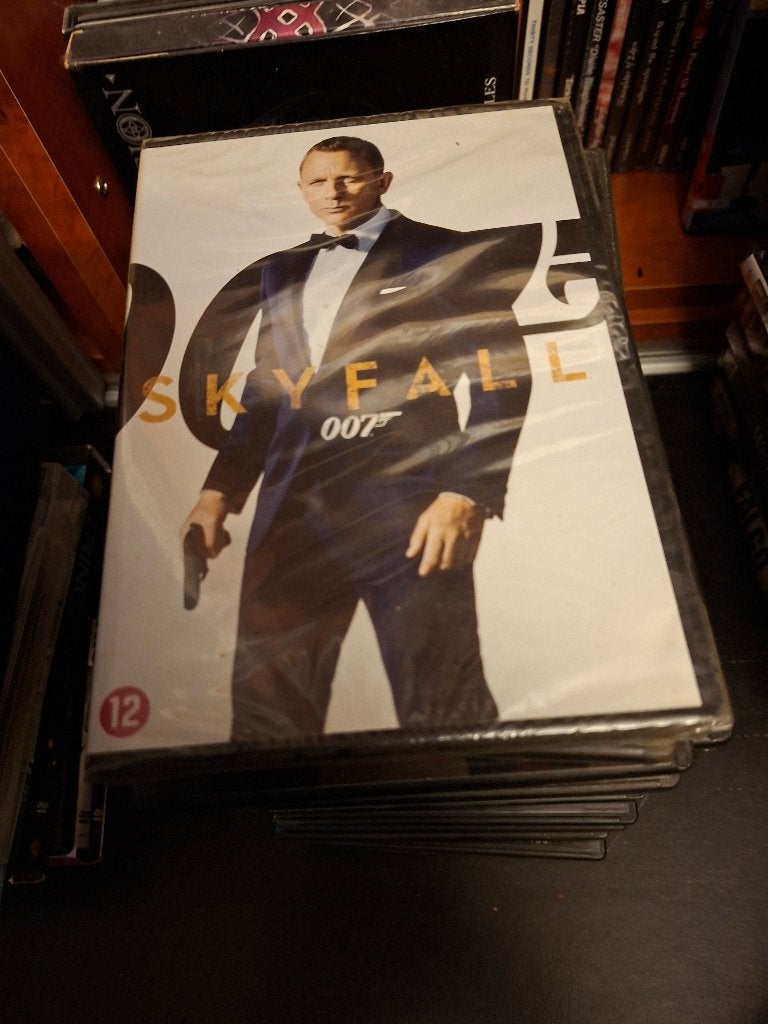 dvd - skyfall - sealed - doos 8, Cd's en Dvd's, Nederlands, Actie, Ophalen of Verzenden, Vanaf 12 jaar