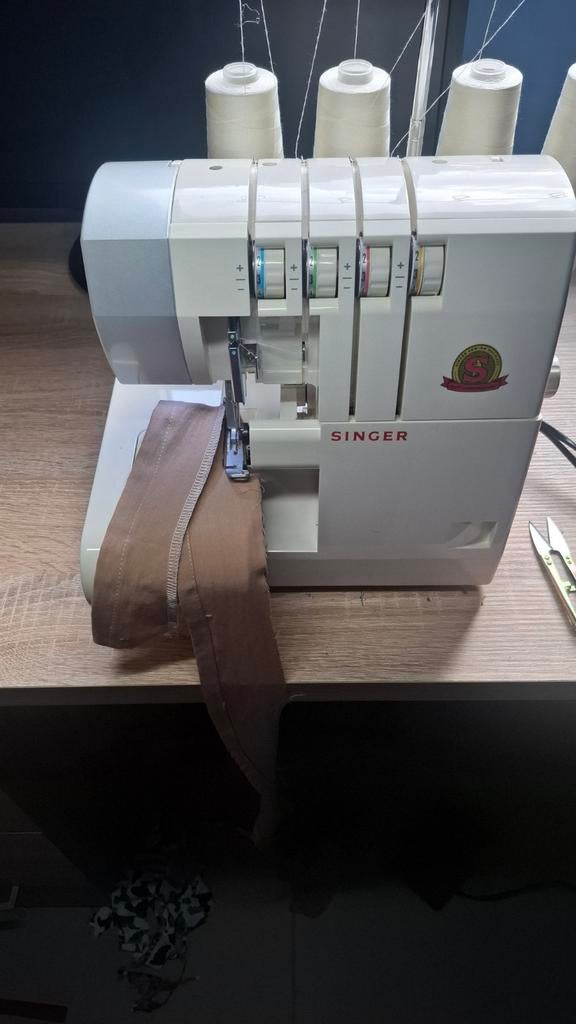 Overlock naaimachine Singer, Hobby en Vrije tijd, Naaimachines en Toebehoren, Ophalen, Naaimachine, Singer