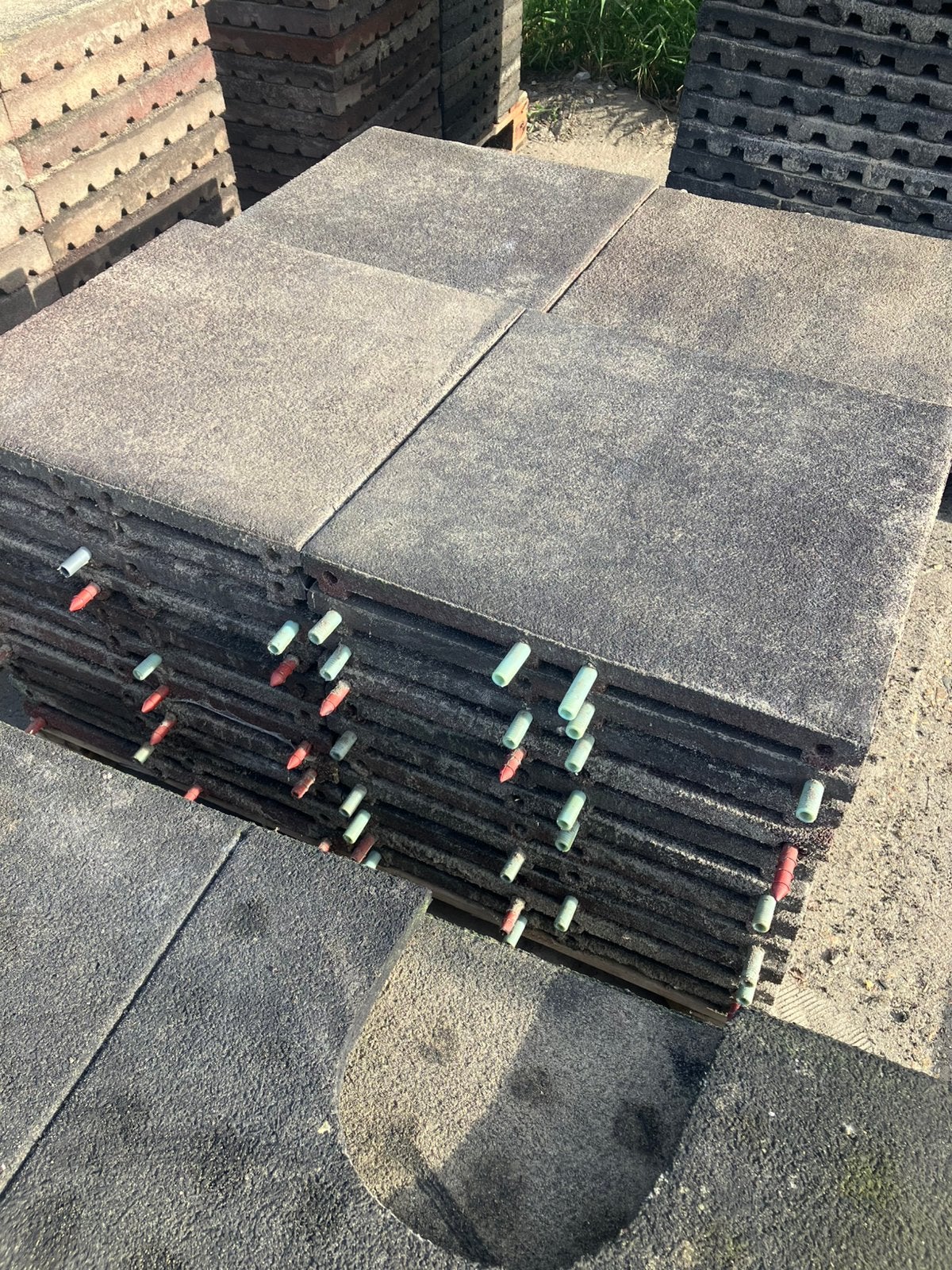 44 vochtdoorlatende rubberen tegels 50x50x4,5cm