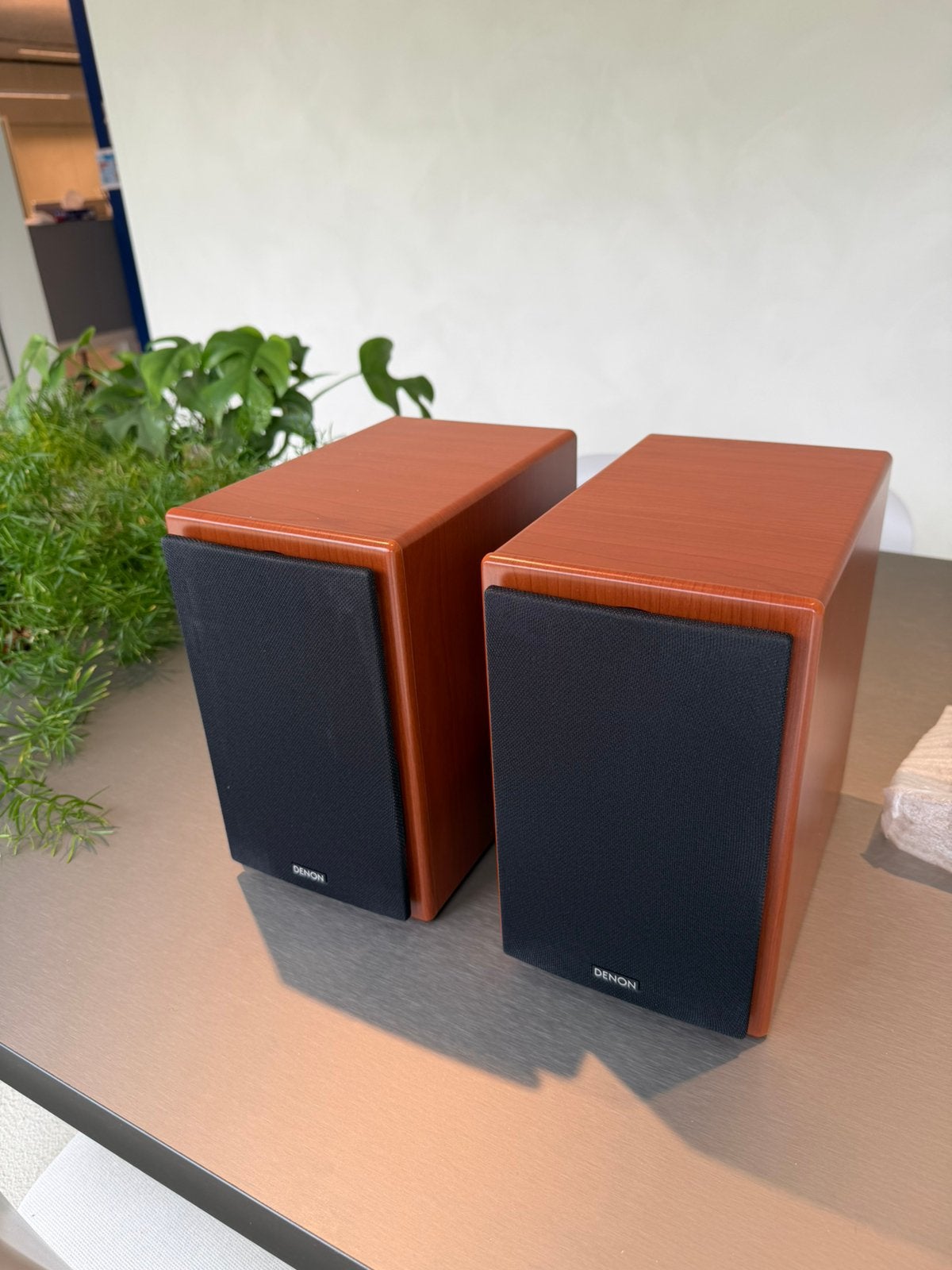 Denon SC-M37 plankluidsprekers 60W, set van 2, nieuwstaat, Neuf, Enlèvement ou Envoi, Câbles inclus, 60 à 120 watts