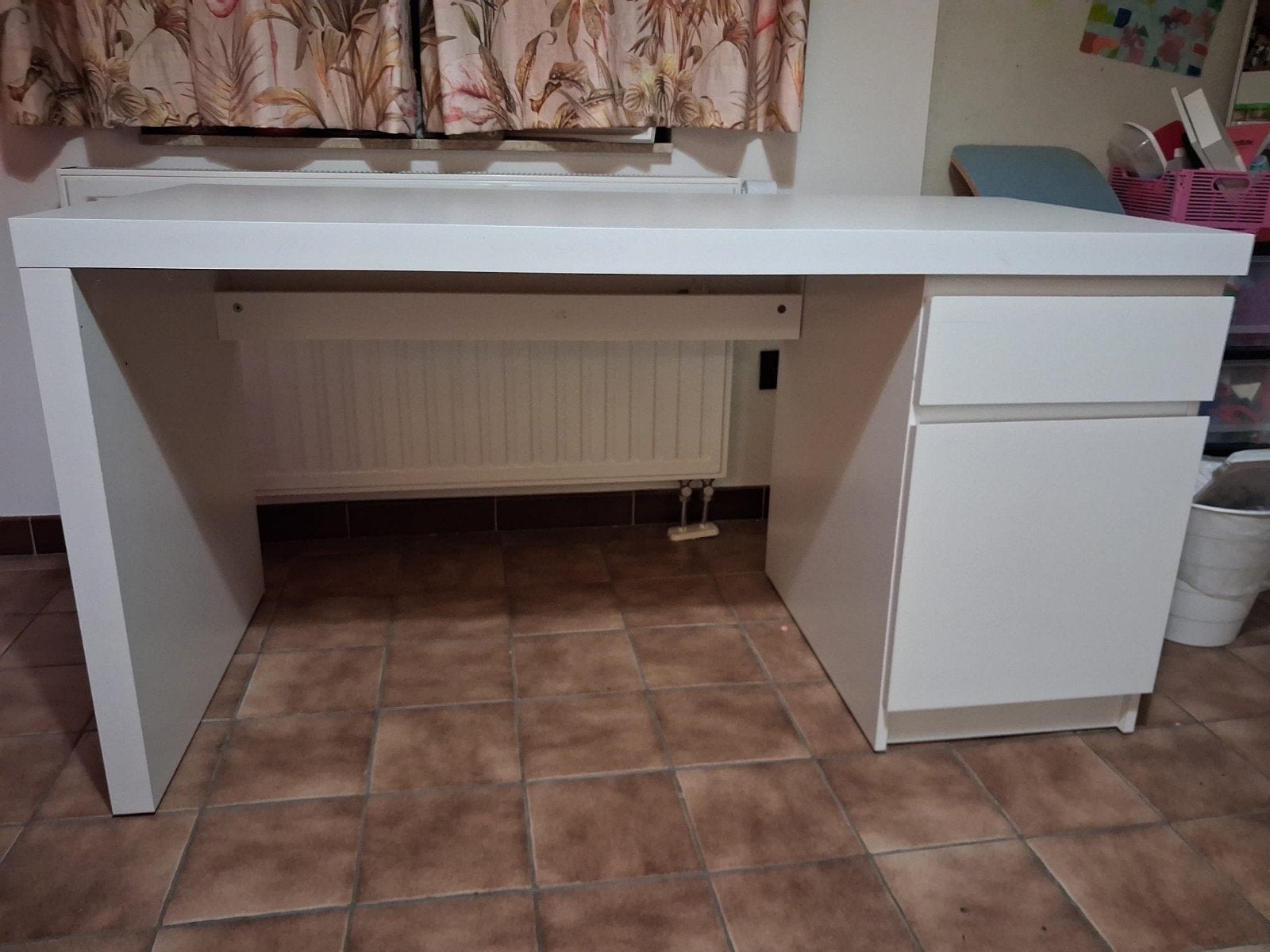 Malm bureau Ikea in heel goede staat, Huis en Inrichting, Bureaus, Ophalen, 65 cm, Spaanplaat of MDF, Zo goed als nieuw