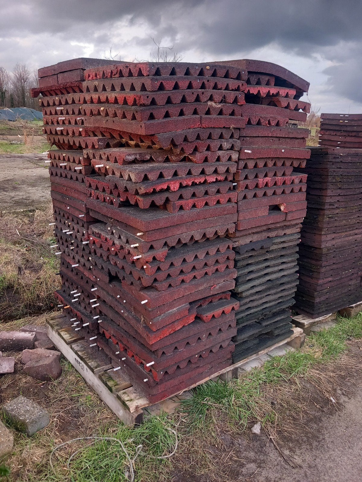 Diverse restanten rubber tegels. €2,50 per m2, Stalling