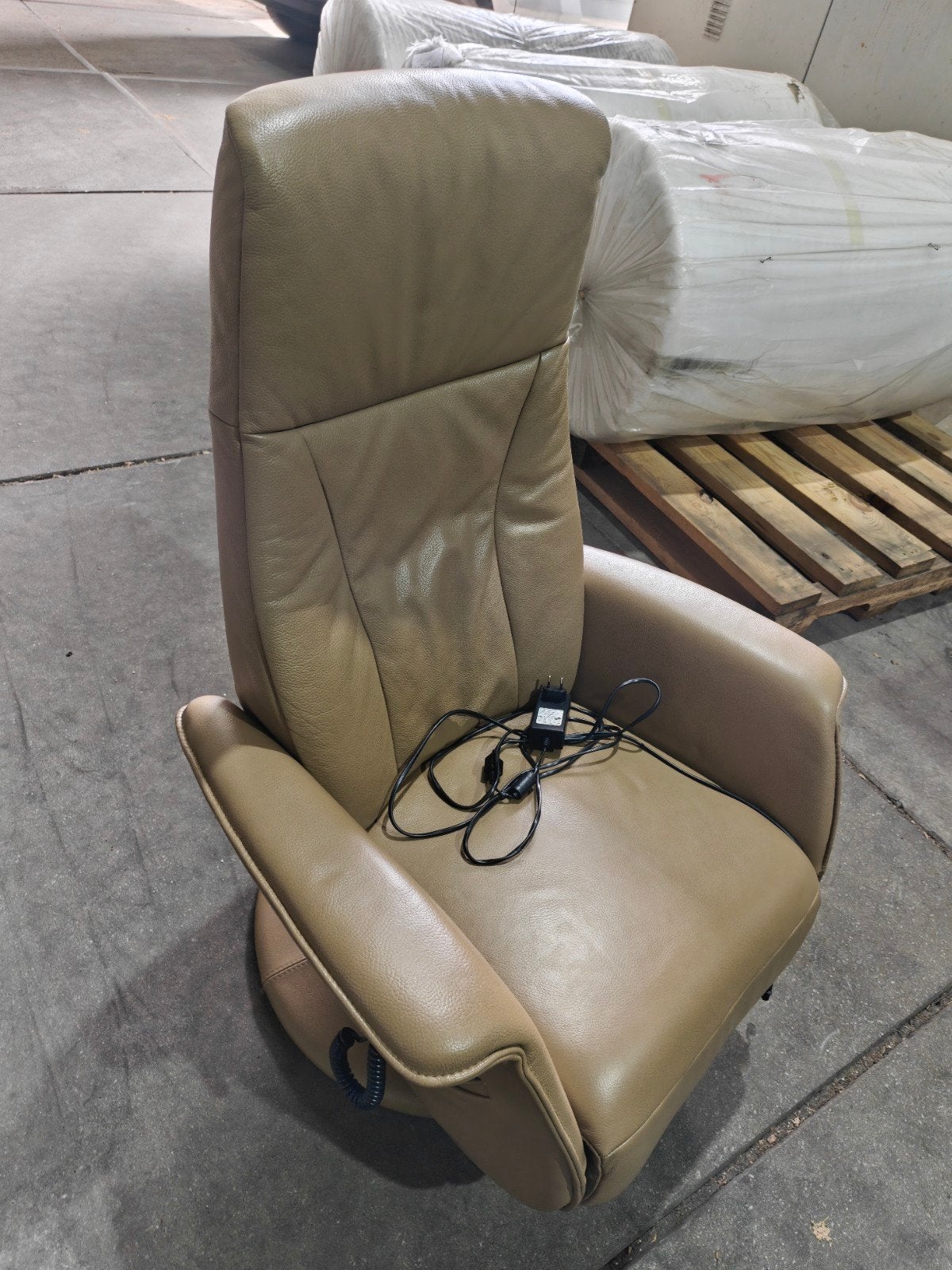 Elektrisch  opsta stoel taupe leer, weinig gebruikt, Enlèvement, Cuir