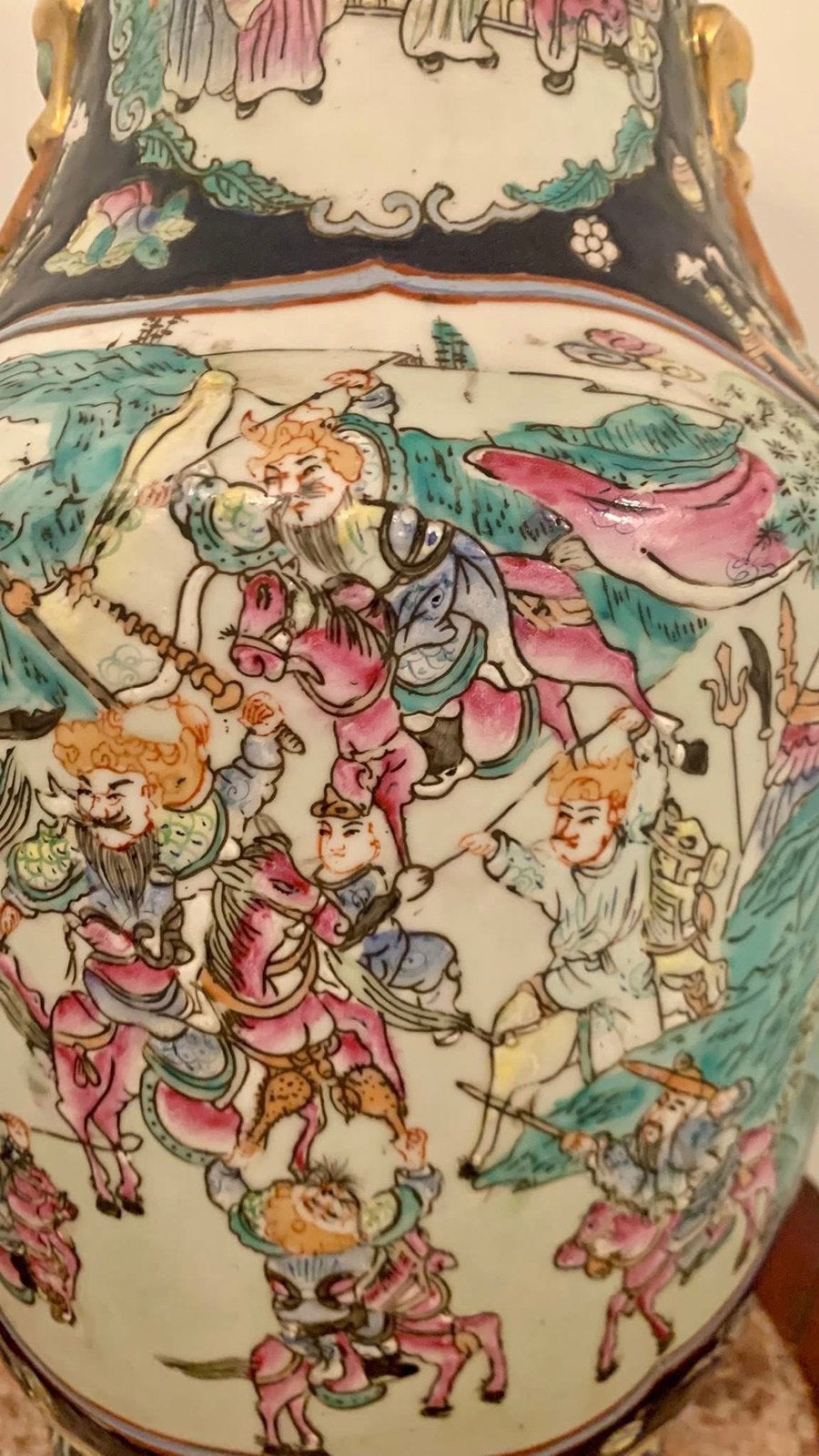 VERY ANCIENT COLLECTION FAMILY ROSE WITH NANKING WAR MOTIFS, Enlèvement