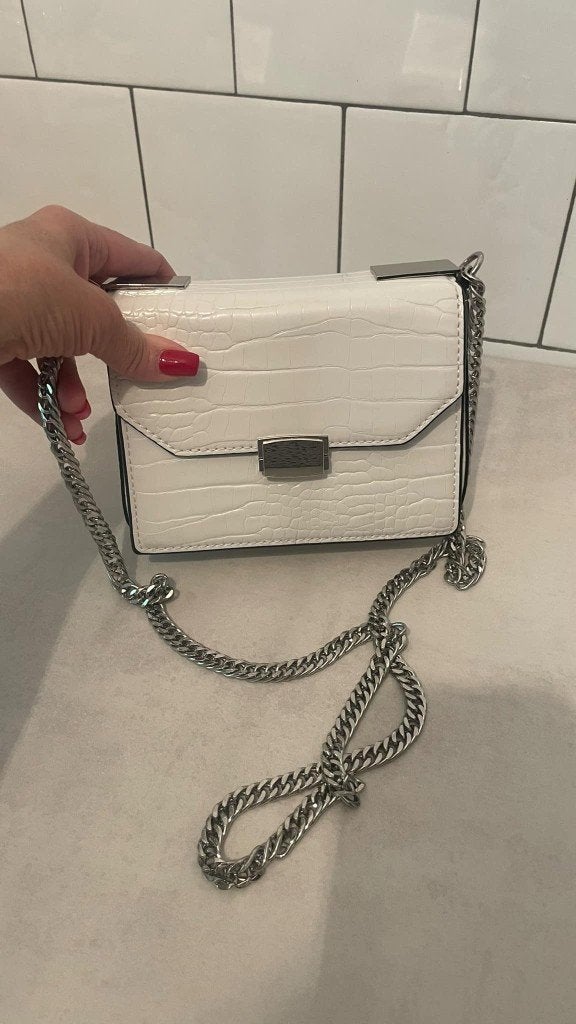 WITTE TAS met zilveren ketting, Ophalen of Verzenden, Zo goed als nieuw, Wit, Schoudertasje