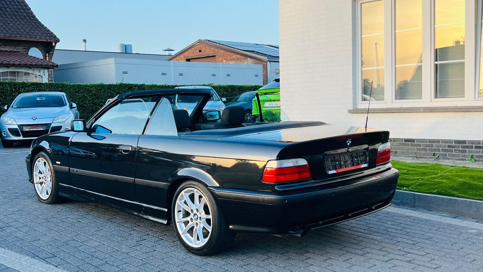 BMW 320i * Cabrio * M PACK * 6 CILINDERS * 153.000 Km, Auto's, Euro 2, 110 kW, Cabriolet, Zwart