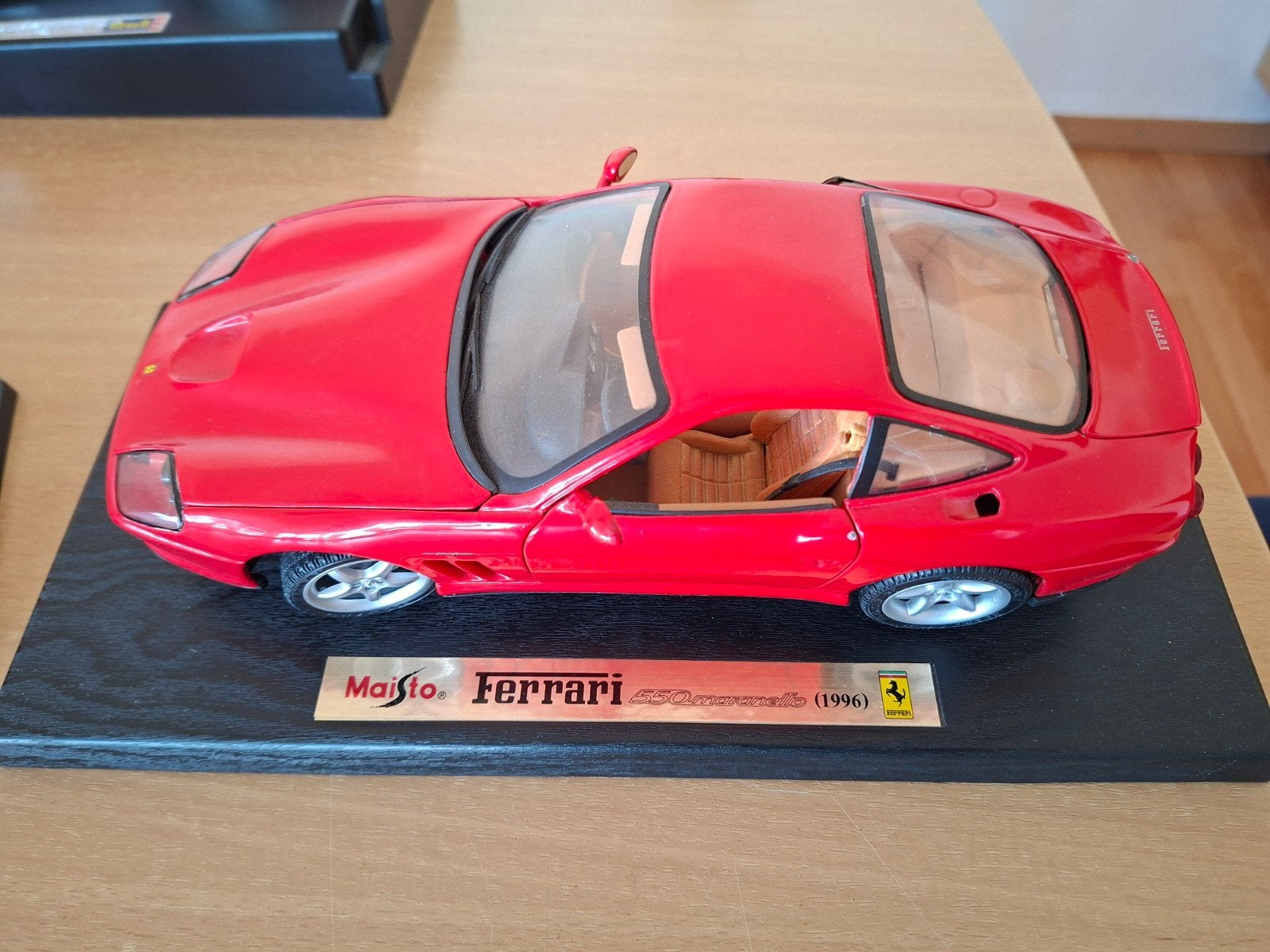 Maisto Ferrari 550 Maranello 1996 – Schaal 1:18 – Rood, Enlèvement ou Envoi, Comme neuf, Voiture, Maisto