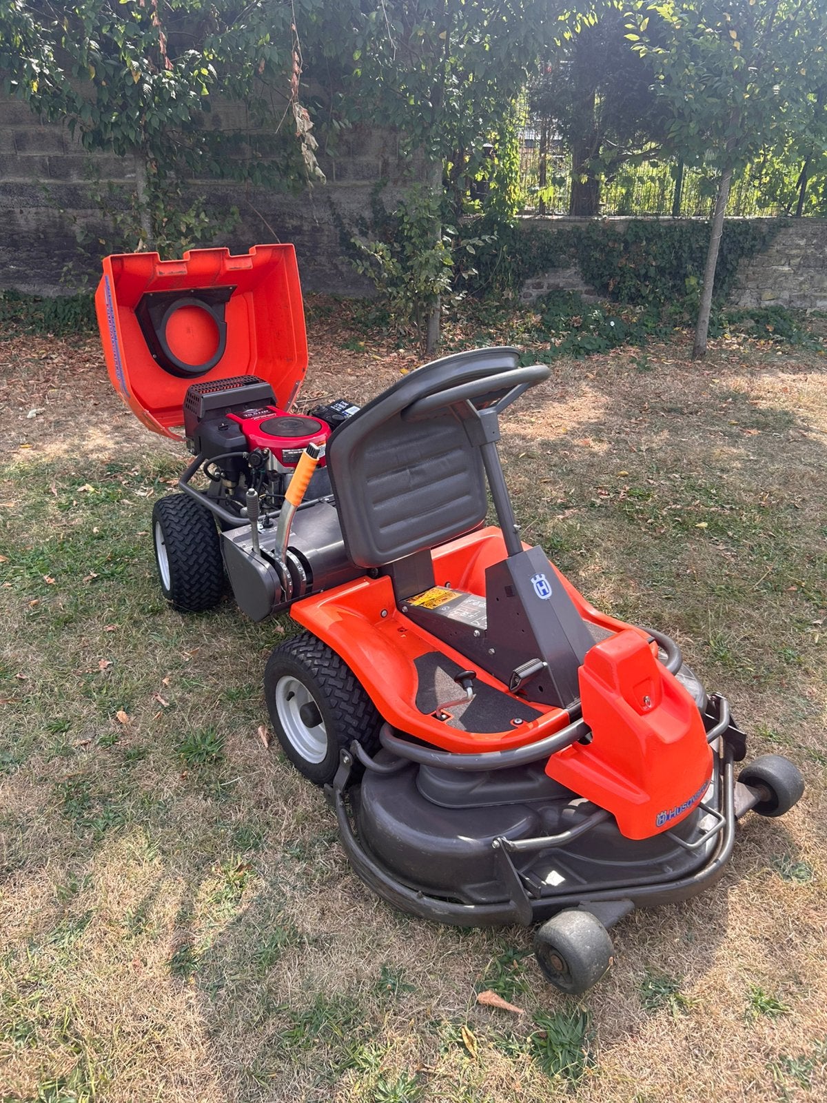 Modèle : Husqvarna Rider 16 * Briggs & Stratton de 15,5 cv, Enlèvement ou Envoi, Comme neuf