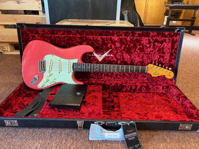Fender Custom Shop Stratocaster 64 journeyman fiesta red, Musique & Instruments, Instruments à corde | Guitares | Électriques