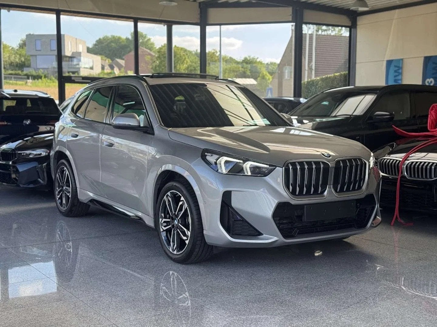 BMW X1 sDrive18i M Sport / KEYLESS / LEDER / PANO / ADPT LED, Autos, Argent ou Gris, Achat, Entreprise, 5 portes