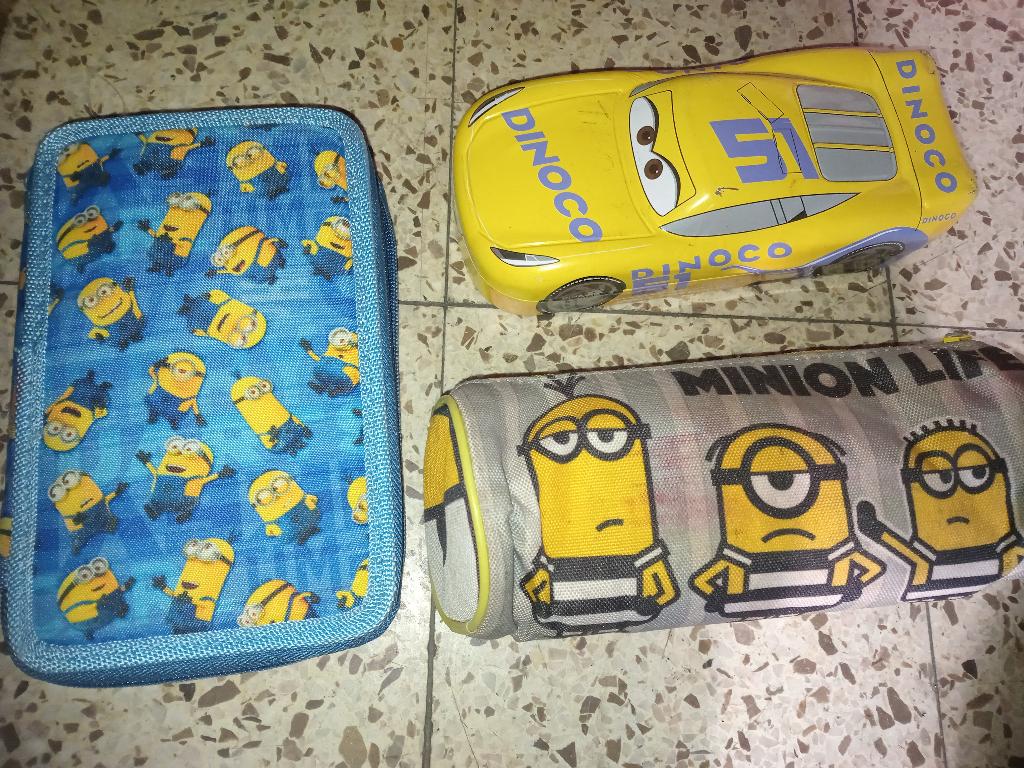 lot 2 plumiers minion, Divers, Fournitures scolaires, Enlèvement ou Envoi
