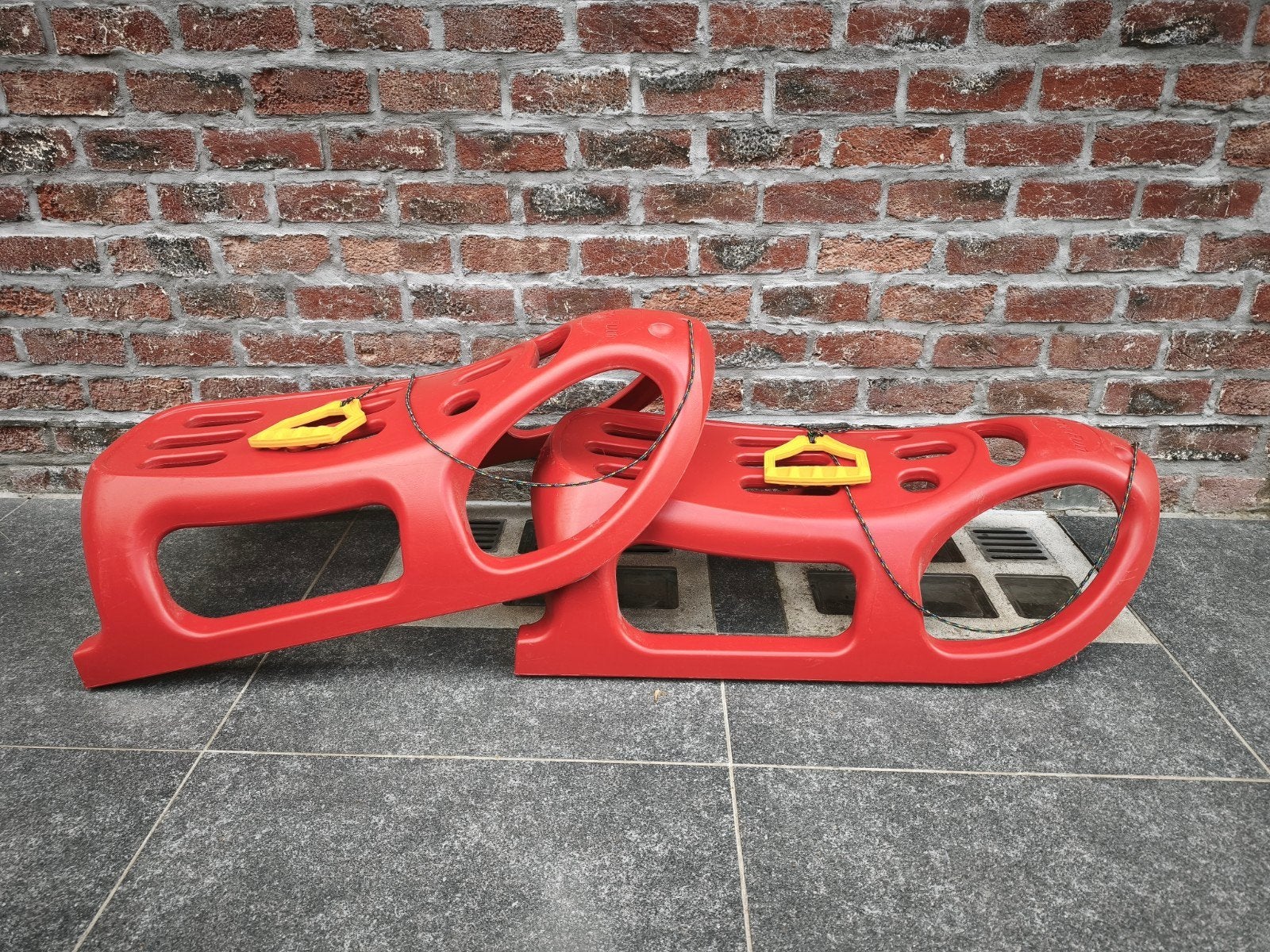 Kunststof slee met trekkoord, goede staat, per 2 verkocht, Enfants & Bébés, Jouets | Extérieur | Traîneaux, Enlèvement, Plastique