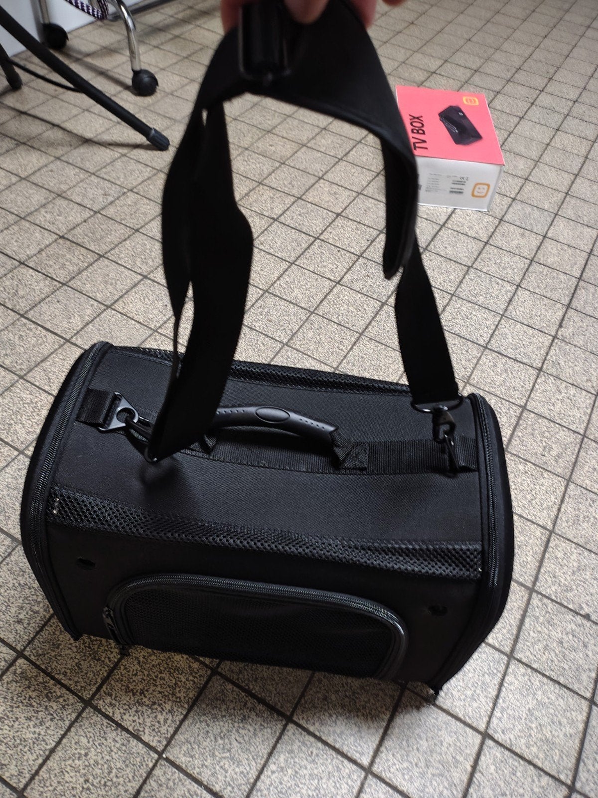 Zwarte draagbare tas voor kleine hondjes, Ophalen