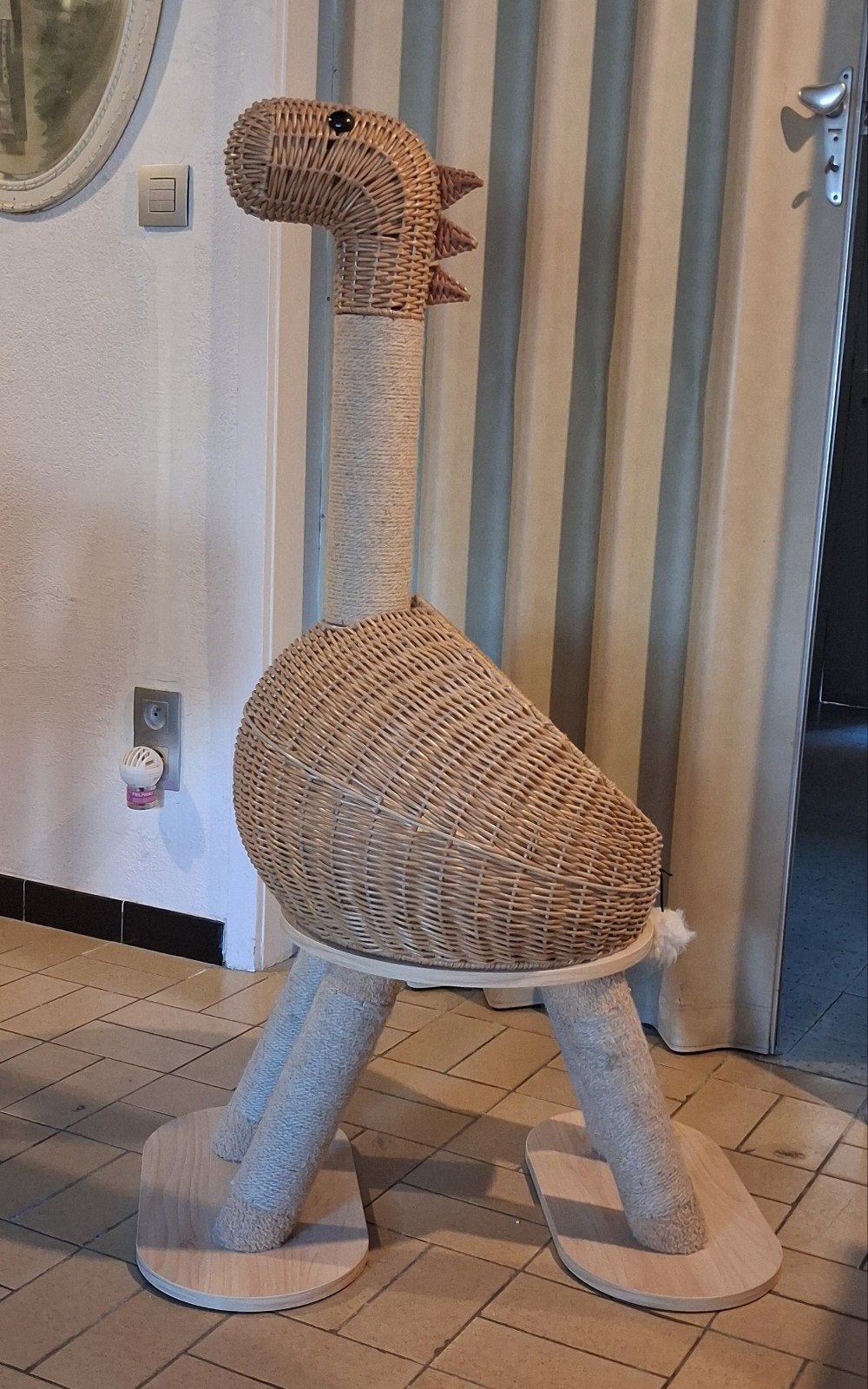 Krabpaal dino, rieten mand met kussentje. Geen schade., Dieren en Toebehoren, Ophalen, Zo goed als nieuw, Krabpaal