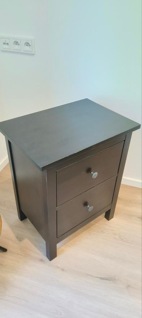 2 tables de nuit noires, Enlèvement