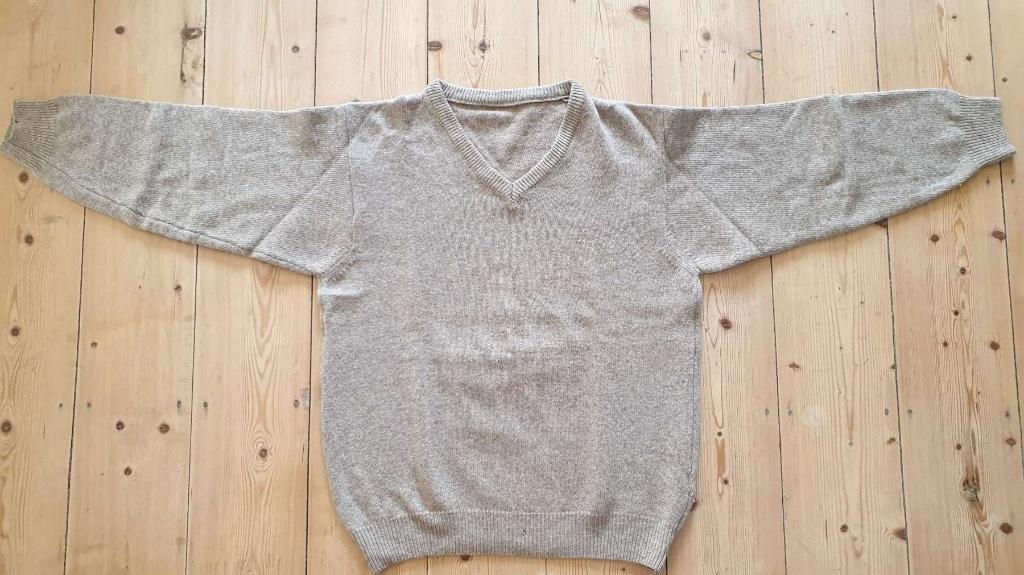 Vintage jaren 90 beige trui heren, V hals, paar gaatjes voor, Ophalen, Beige