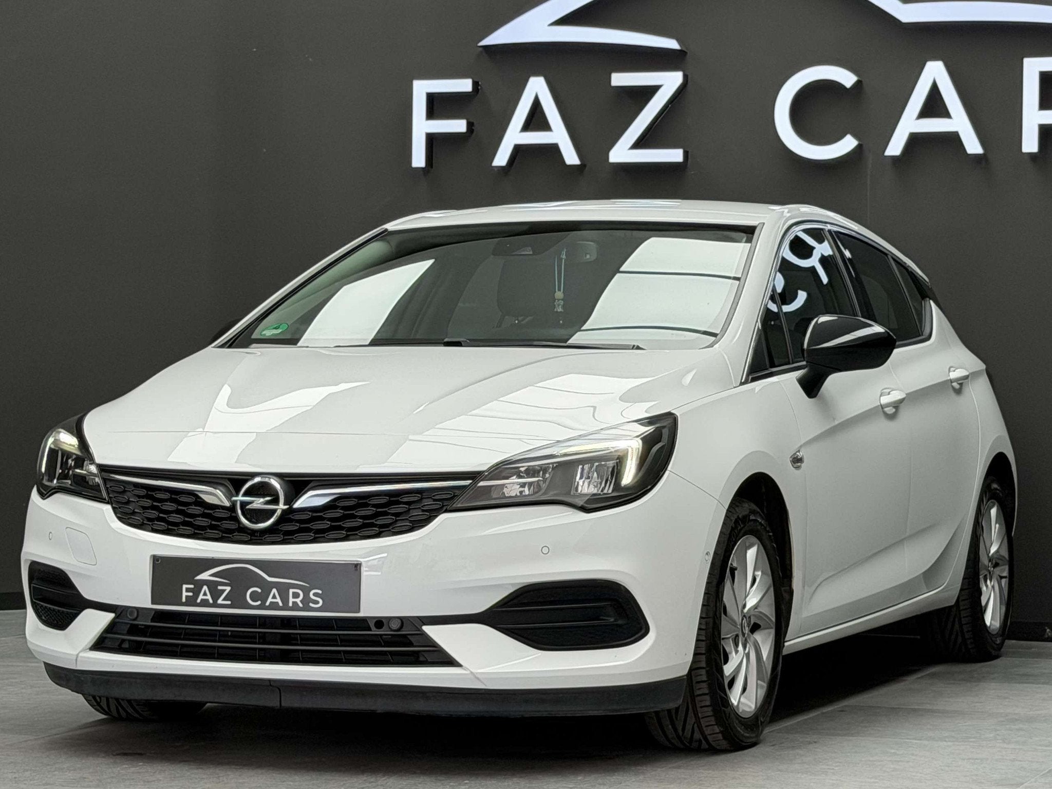 Opel Astra 1.2 Turbo Edition * 1ER PROP + CAMÉRA + GARANTIE, Auto's, Opel, Voorwielaandrijving, Lichtsensor, Stof, Gebruikt