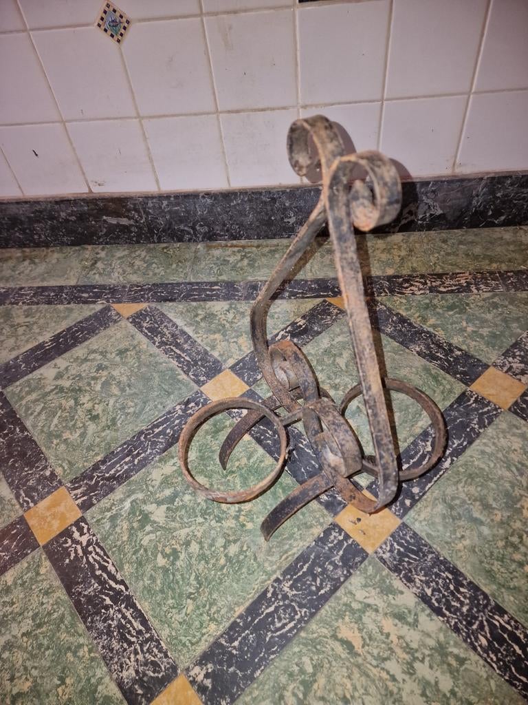 Ancien porte bouteille, Enlèvement