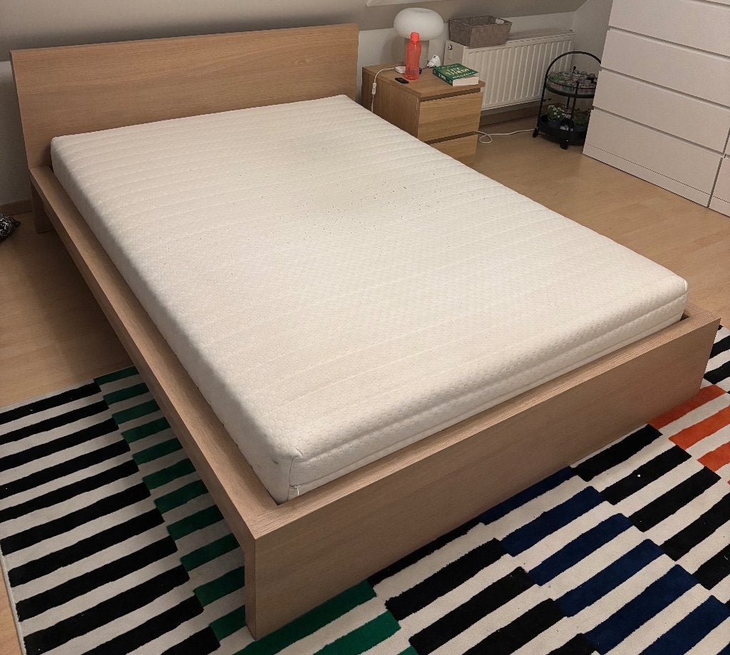 Bed Malm ikea inclusief matras + nachtkastje, Huis en Inrichting, Slaapkamer | Bedden, Ophalen, Bruin, 140 cm, Zo goed als nieuw