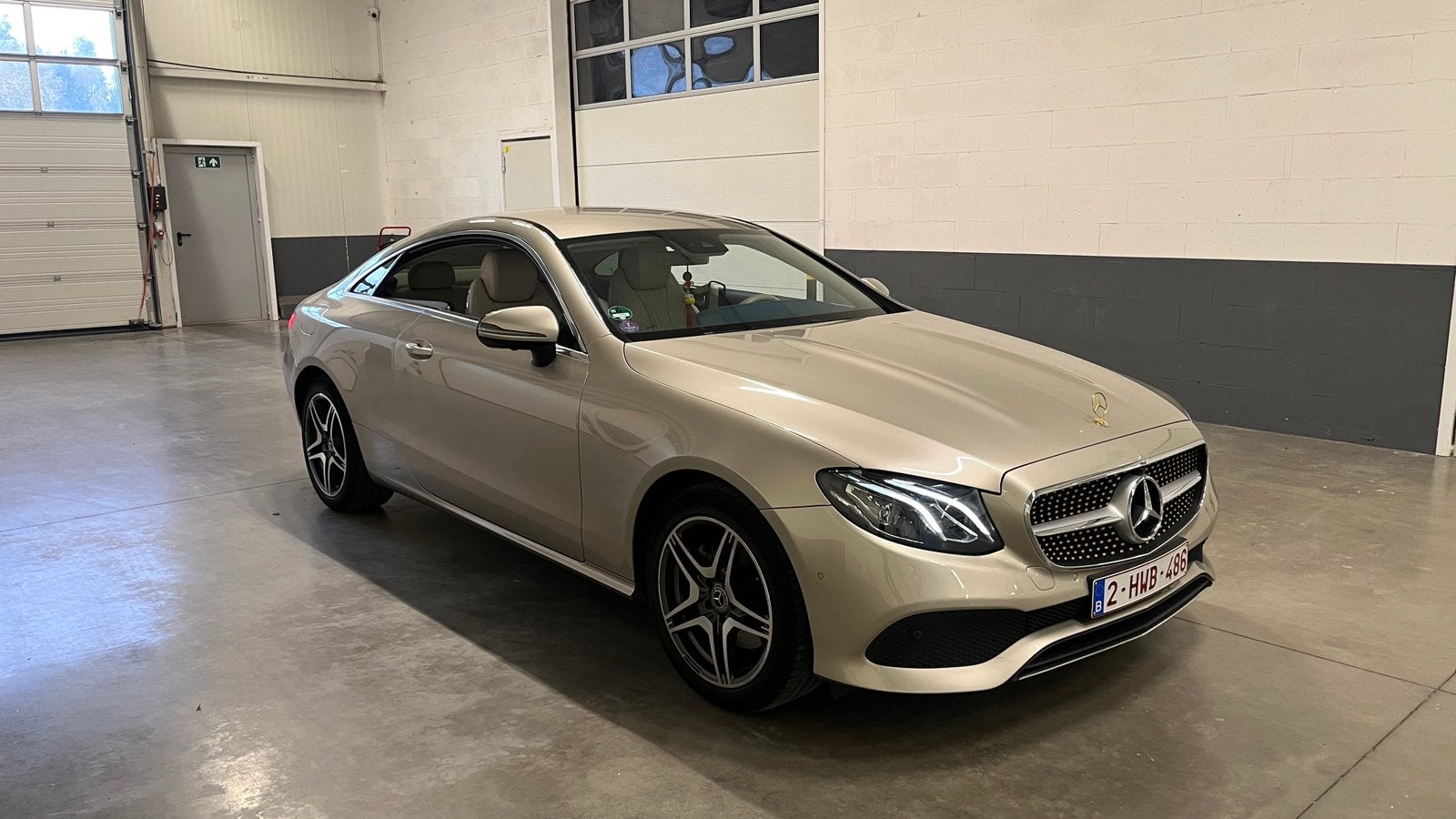 Exclusivité Mercedes E200 Airmatic Coupé, Autos, Cuir, Achat, Entretenue par le concessionnaire, Beige