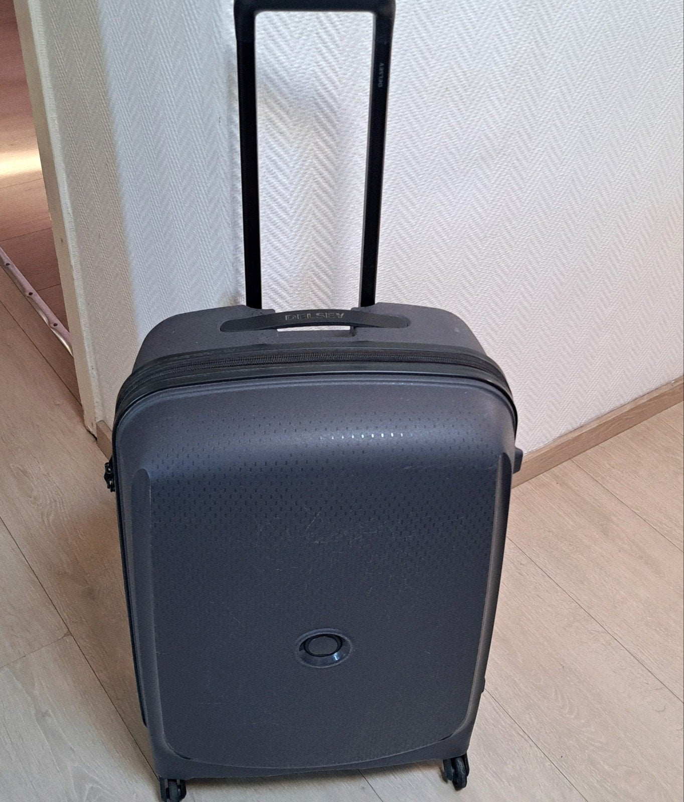 Delsey trolleykoffer met 4 wielen, middelhard, schaal 62cm, Ophalen, Zo goed als nieuw, Wieltjes