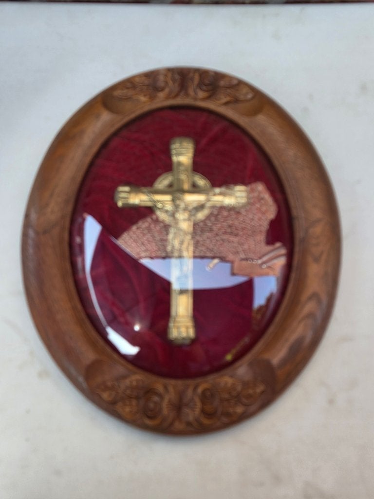 Vintage kruisbeeld in houten ovale lijst met bol glas, Antiek en Kunst, Ophalen