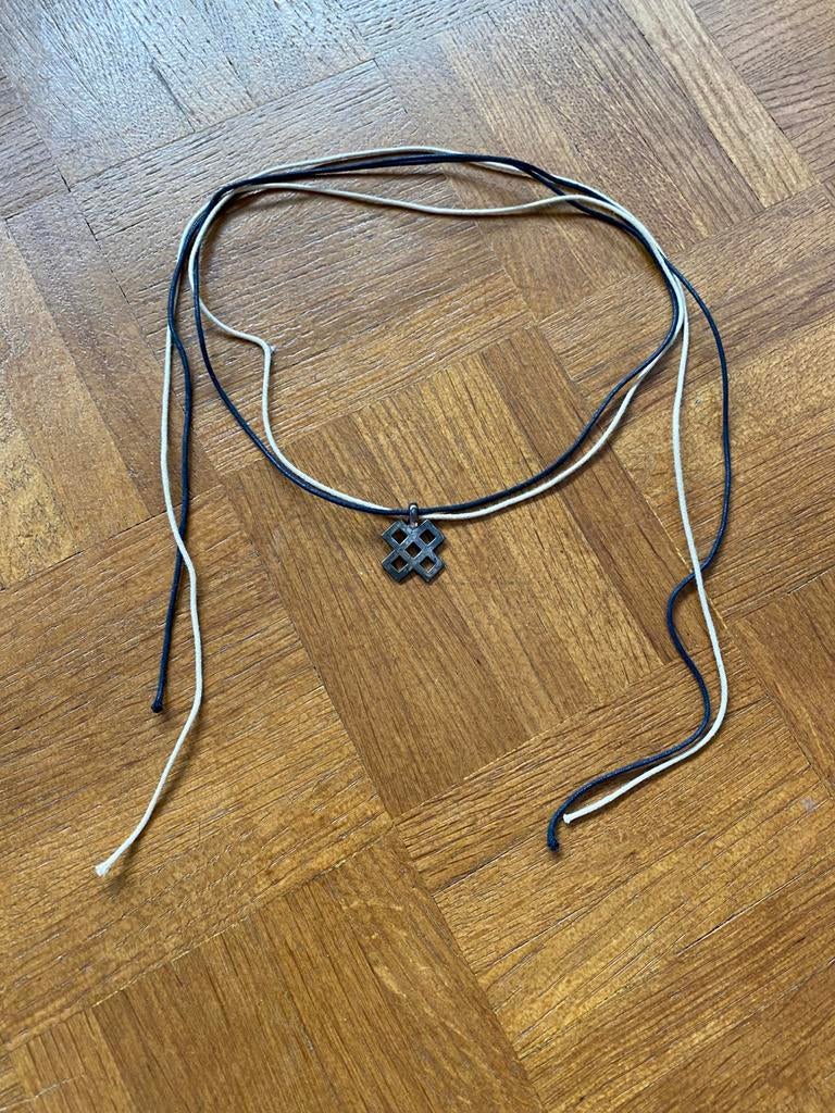 Collier cordes beige noir, Bijoux, Sacs & Beauté, Colliers, Enlèvement ou Envoi, Utilisé, Noir, Avec pendentif