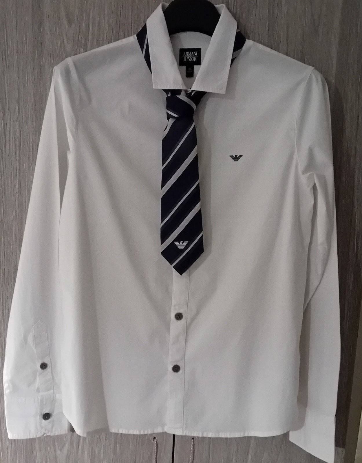 Chemise blanche Armani junior avec cravate foncée pour 16 an, Enfants & Bébés, Enlèvement ou Envoi