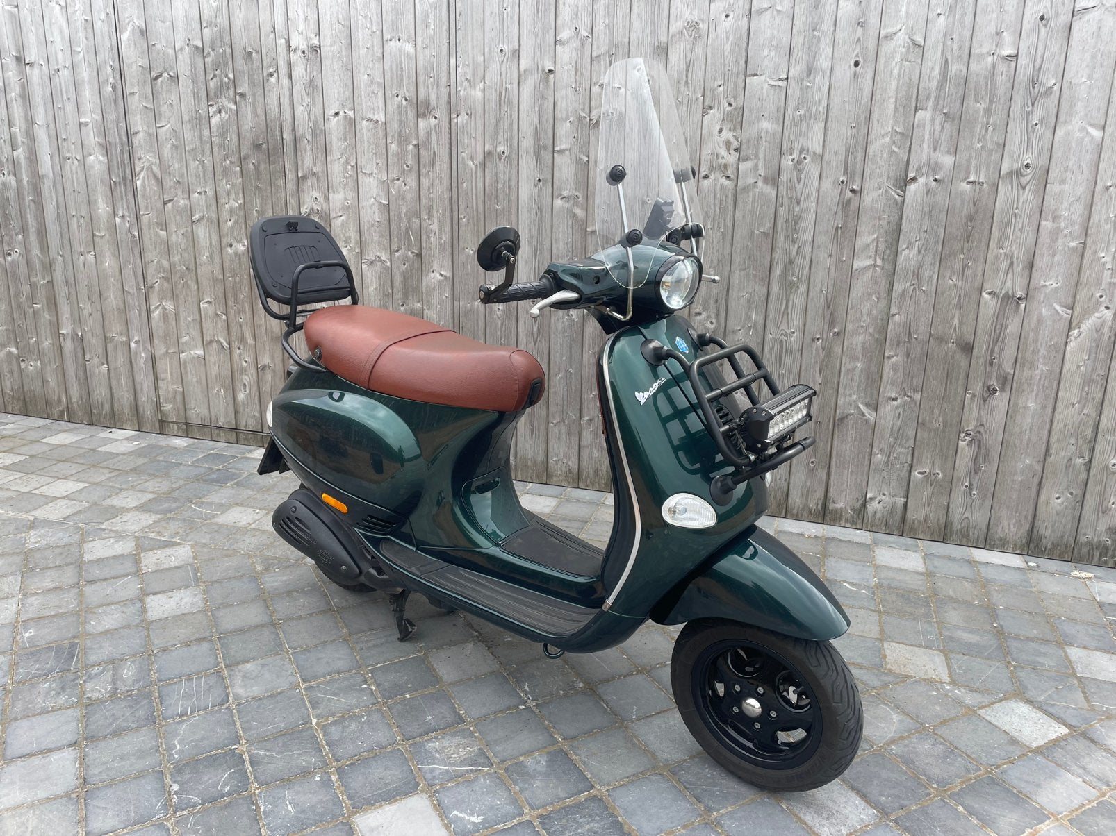 Vespa 125 cc als nieuw met slechts 7300km navigatie/Carplay, Fietsen en Brommers, Ophalen, Zo goed als nieuw, Benzine