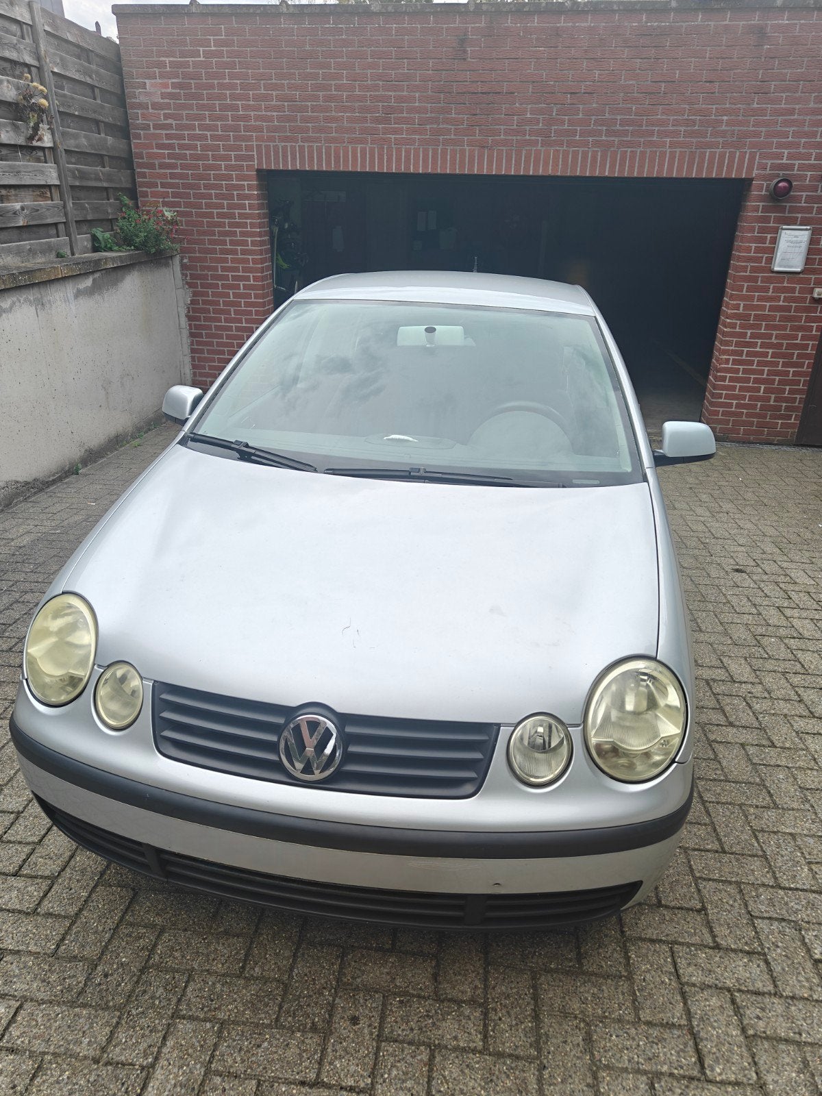 volkswagen polo 1.4 benz 217.000km zo meeneem, Autos, Argent ou Gris, Achat, Boîte manuelle, Noir