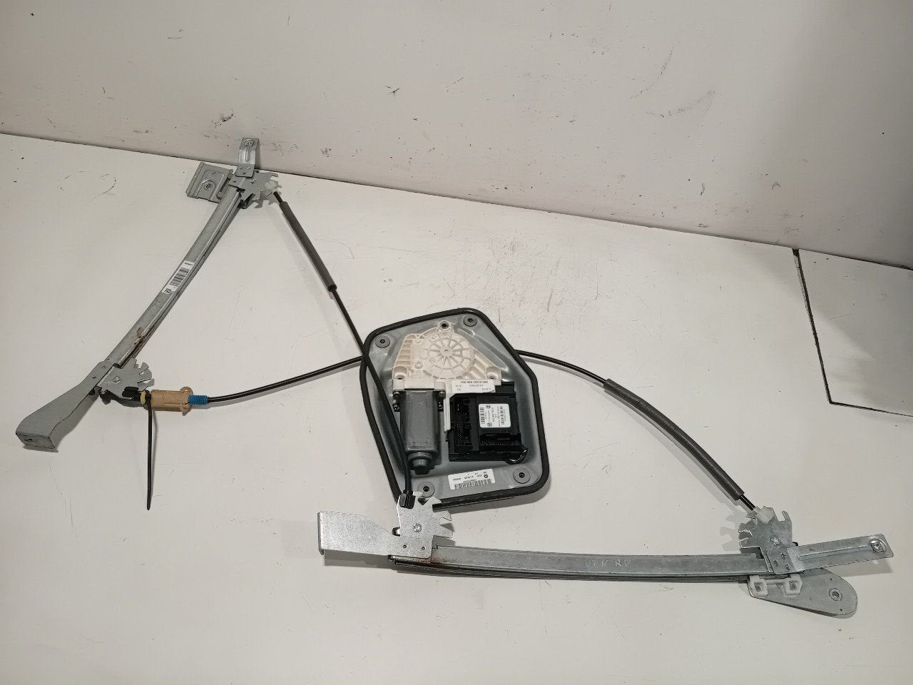 Raammechaniek elektrisch rechts voor Volkswagen Scirocco, Onderdelen@venauto.nl, Van der Ven Autorecycling B.V., Ettenseweg 76, 4706 PB Roosendaal, The Netherlands