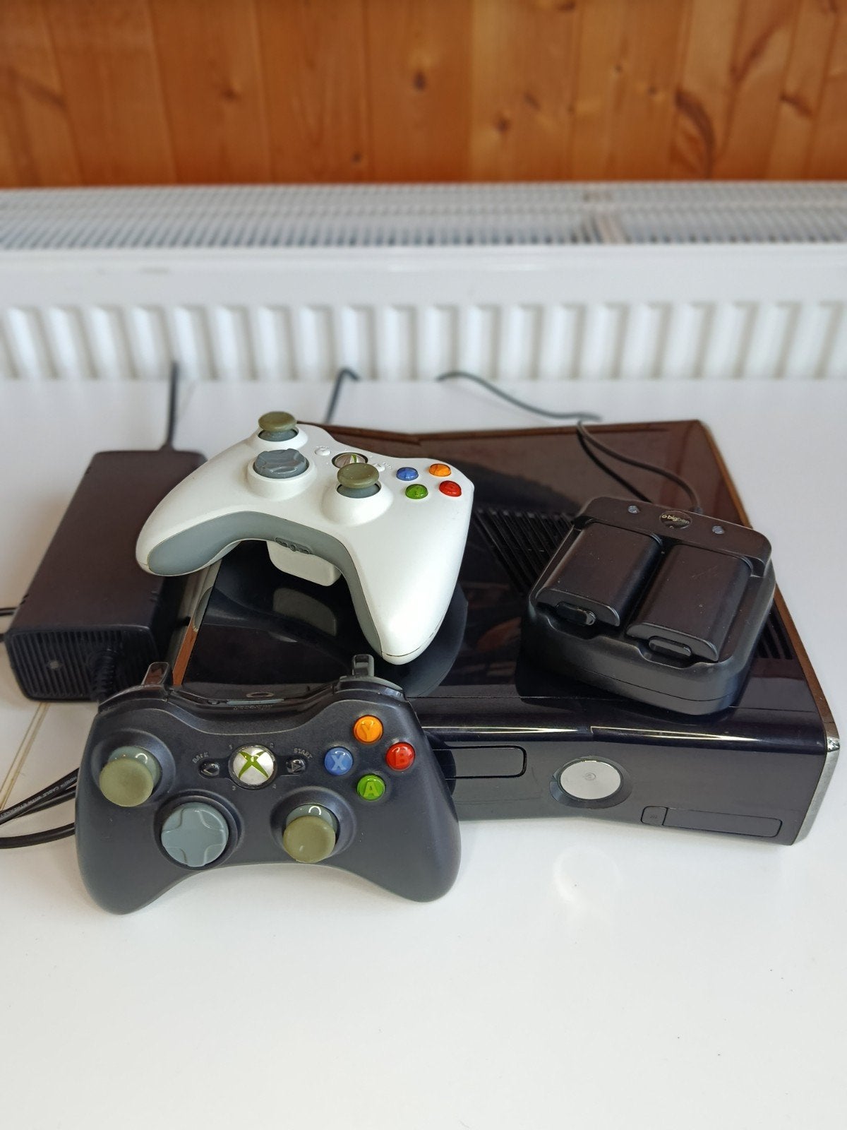 Xbox 360 S met 2 controllers en oplader, Ophalen of Verzenden, Gebruikt
