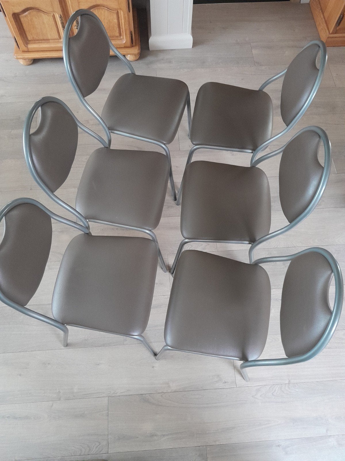 6 lederen keukenstoelen taupe en grijs gelakte poten.  ZGST., Huis en Inrichting, Stoelen, Ophalen, Gebruikt, Bruin, Vijf, Zes of meer stoelen