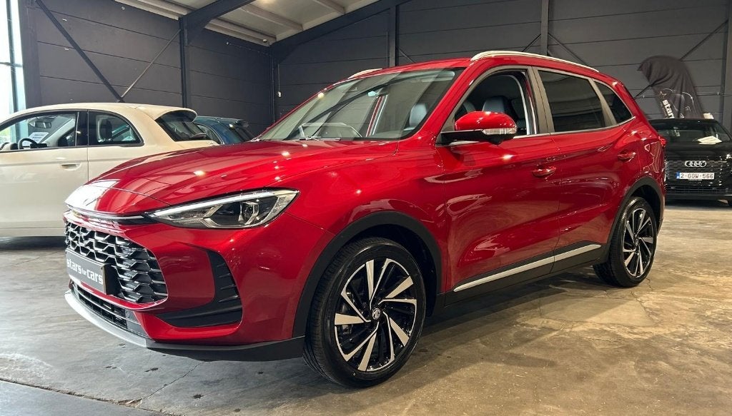 MG ZS 1.5 Hybrid+ Luxury Diamond red! - Nieuw!, Auto's, MG, 4 cilinders, ZS, Bedrijf, 5 zetels