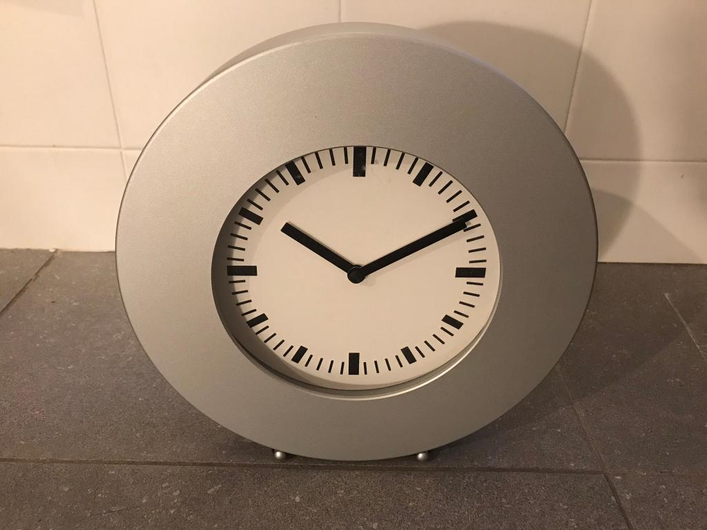Klok Ikea Round Aluminium Vintage   µh, Huis en Inrichting, Woonaccessoires | Klokken, Ophalen of Verzenden