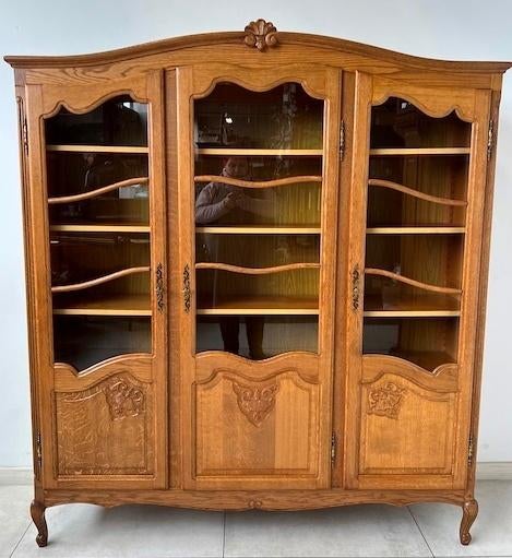 Boekenkast in Louis XV-stijl in gesneden massief eikenhout, Huis en Inrichting, Kasten | Boekenkasten, Ophalen, 150 tot 200 cm