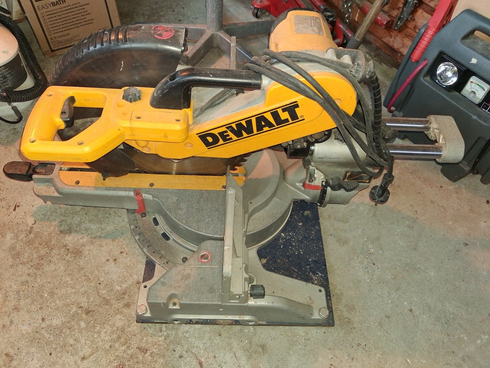 DEWALT DW718 Versterk en kortzaag., Ophalen