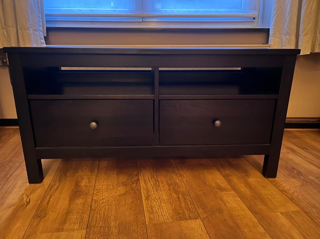Laag kastje IKEA zwart, Huis en Inrichting, Kasten |Televisiemeubels, Ophalen, 100 tot 150 cm, Zo goed als nieuw, Minder dan 100 cm