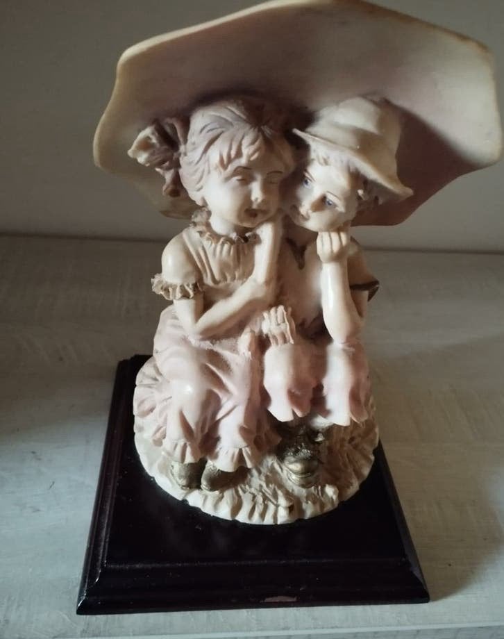 figurine représente un jeune couple, Enlèvement