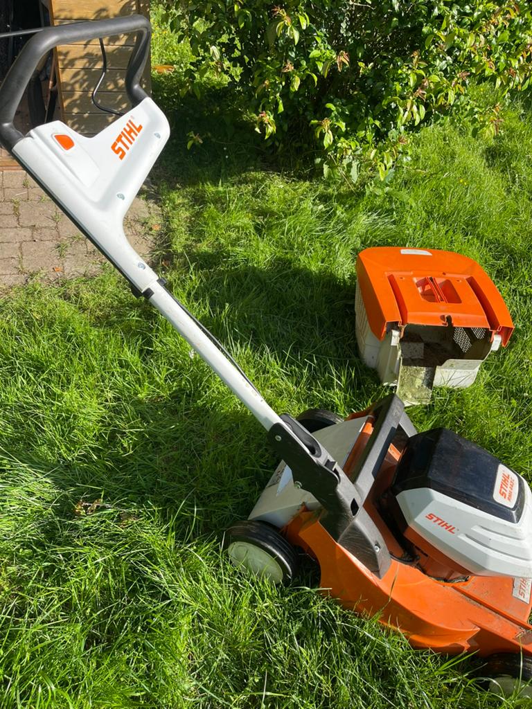 Tondeuse Sthil rm443, Tondeuses à gazon sur batterie, Démarrage électrique, Tondeuse rotative, 40 à 49 cm