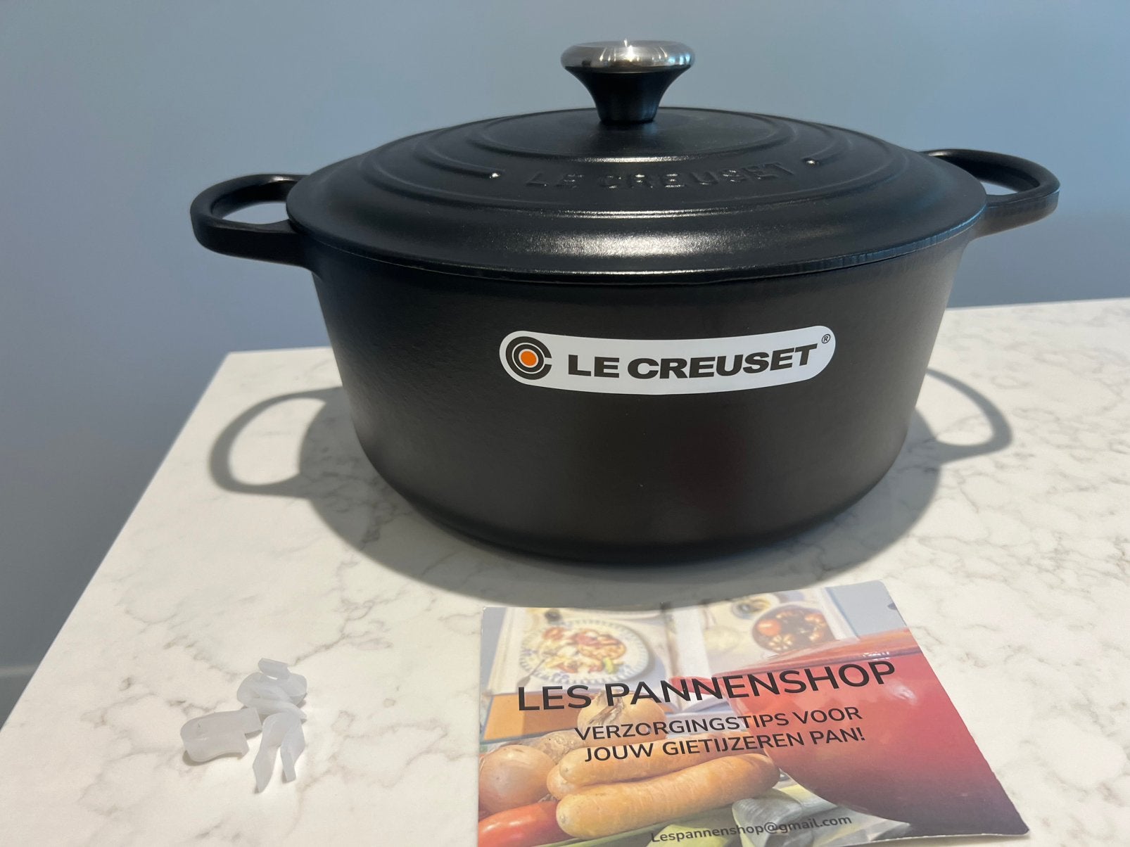 Le Creuset Signature mat zwart 28 cm, Met handvatten, Nieuw, Le Creuset, Ophalen of Verzenden