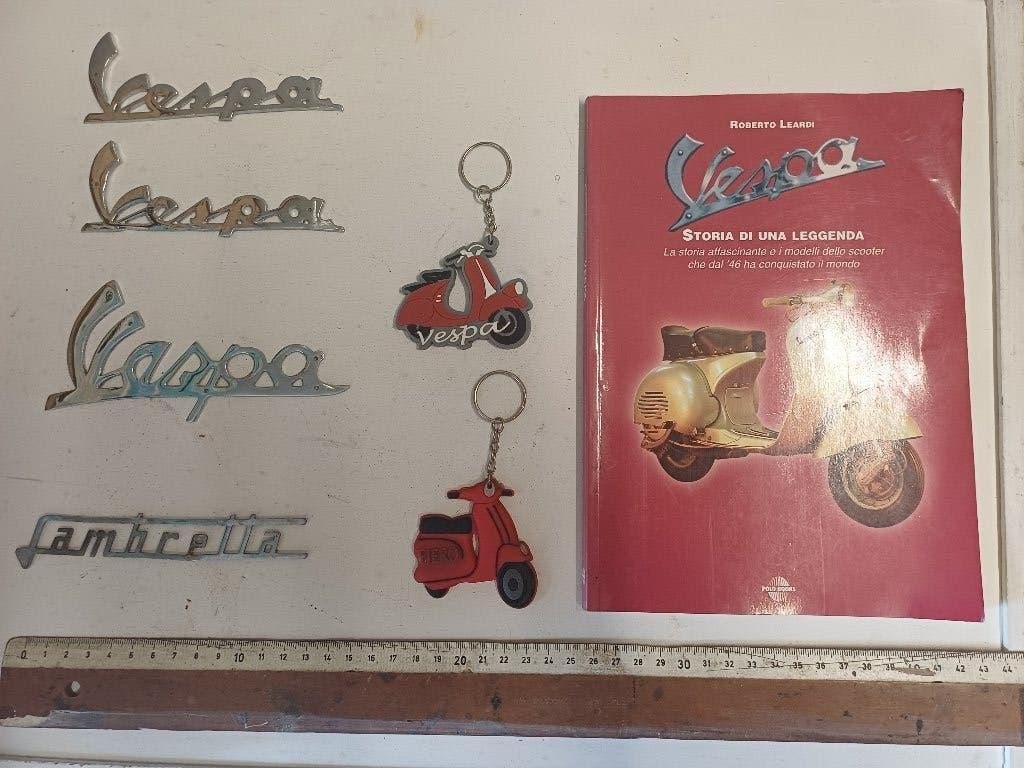 VESPA LAMBRETTA  3logos  livre  en italien 3 portes clefs, Ophalen of Verzenden, Gebruikt, Gebruiksvoorwerp