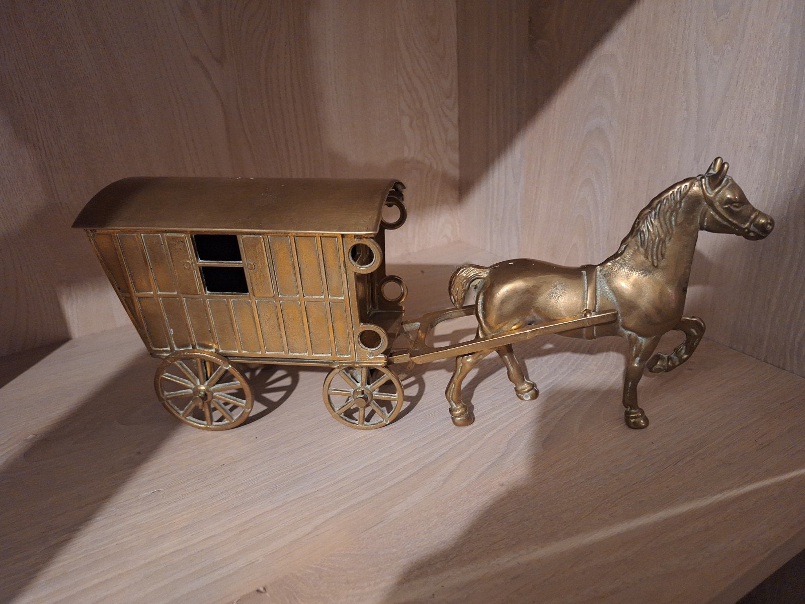 Antiek paard met kar, Ophalen