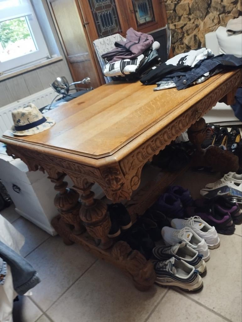 Table en chene, Enlèvement
