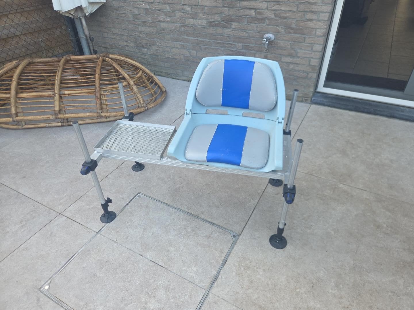 Rive visplateau met draaistoel, tafel en verstelbare poten, Ophalen, Gebruikt, Complete hengel